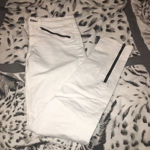 While and Black Zippered Skinny Jeans